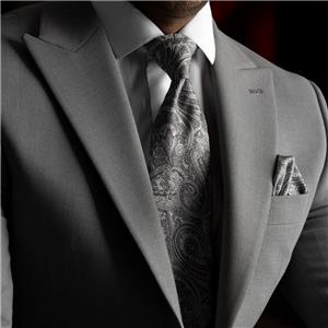 «سیلور پیزلی» یا «گِری وِیو» (Silver Paisley / Grey Haze) — الهام‌گرفته از شکوهِ طرح‌های کلاسیک در طیفِ مدرنِ نقره‌ای