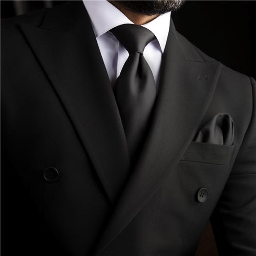 کراوات «اُبسی‌دین» یا «بلک‌دایموند» (Obsidian / Black Diamond) — الهام‌گرفته از سنگِ شیشه‌ای و درخشانِ آتشفشانی، نمادِ قدرت و اقتدار