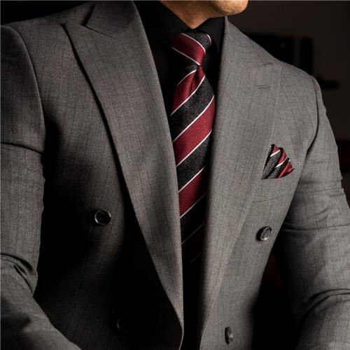 کراوات «بِریستول» یا «کِریمسون استرایپ» (Bristol / Crimson Stripe) — الهام‌گرفته از قدرتِ خطوط در استایل‌های مدرن و کلاسیکِ انگلیسی