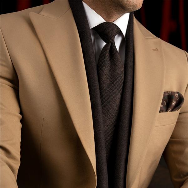 قهوه‌ای تیره و شکلاتی با طرح چهارخانه محو (راه‌راه و خطوط چهارخانه ظریف)